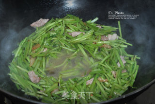 Fresh and Small Stir-fry in Winter-stir-fried Shredded Pork with Wormwood recipe