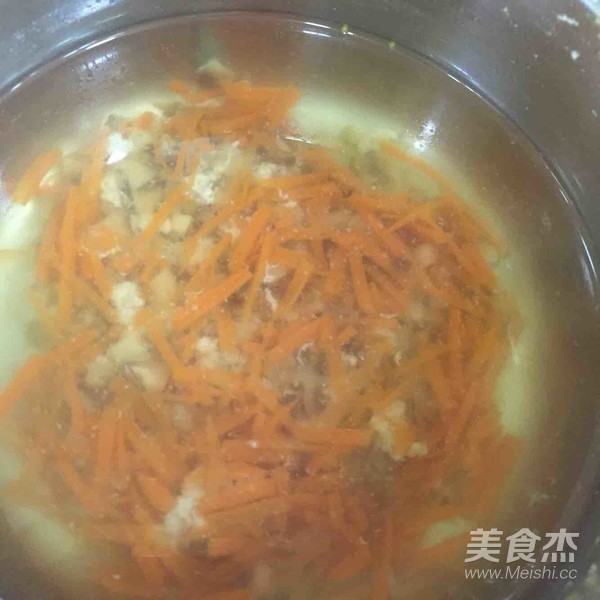 Mushroom Lean Meat and Carrot Noodles recipe