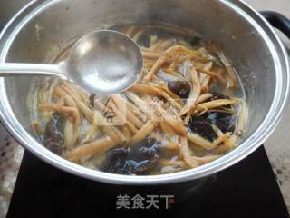 Golden Needle Vegetable Fungus Bone Soup recipe