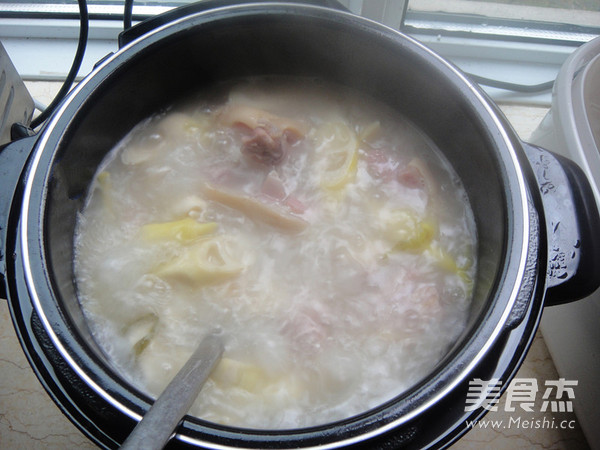 Salted Pork Trotters and Fresh Bamboo Shoots in Clay Pot recipe