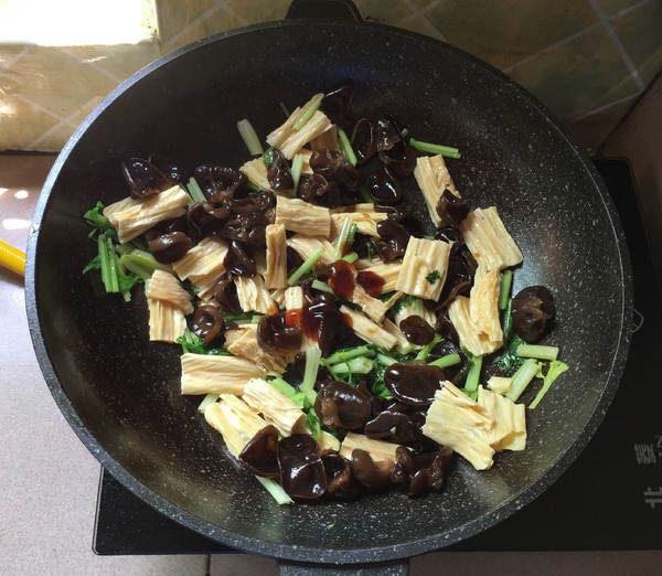 Celery Stir-fried Black Fungus recipe