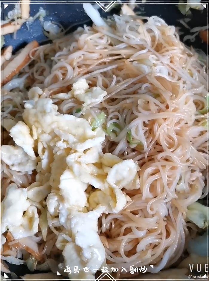 Stir-fried Noodles with Cabbage and Eggs recipe