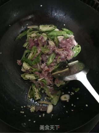 Stir-fried Pork Liver with Double Peppers recipe
