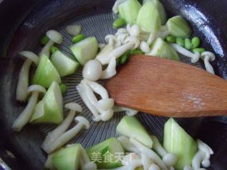 Sweet and Delicious---stewed Loofah with Edamame recipe