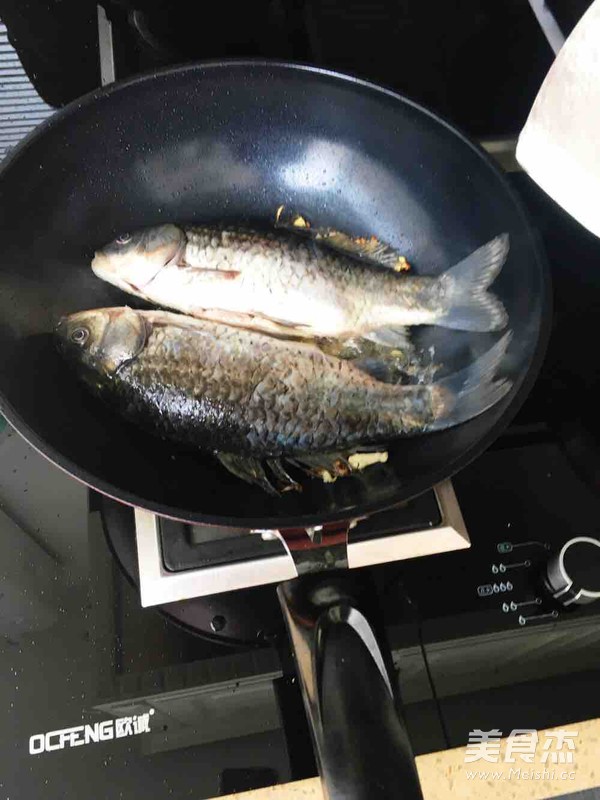 Cabbage Crucian Fish Soup recipe