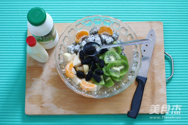 Yogurt Fishing [with Washed Mulberries without Fading, Kiwi Fruit is Dug Out Completely recipe