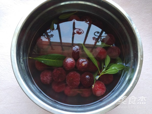 Bayberry Wine for Relieving Heat, Relieving Greasiness, Promoting Body Fluid and Relieving Cough recipe