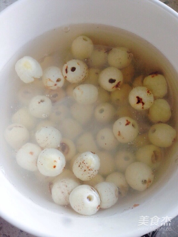 Lotus Seed, Mung Bean, Longan and Wolfberry Soup recipe