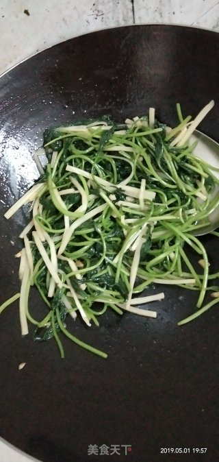 Stir-fried Sweet Potato Leaves with Sour Bamboo Shoots recipe