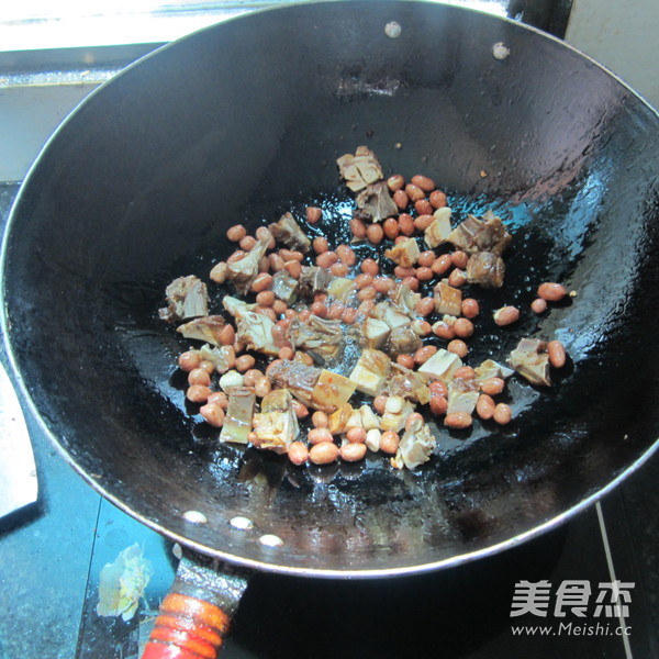 Stir-fried Cured Chicken with Peanuts and Rice recipe