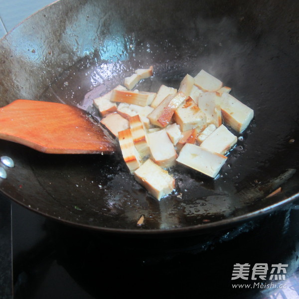 Grilled Sausage with Spiced Dried Celery recipe