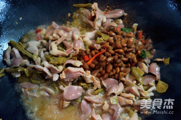 Stir-fried Chicken Mixed with Soy Sauce and Cowpea recipe