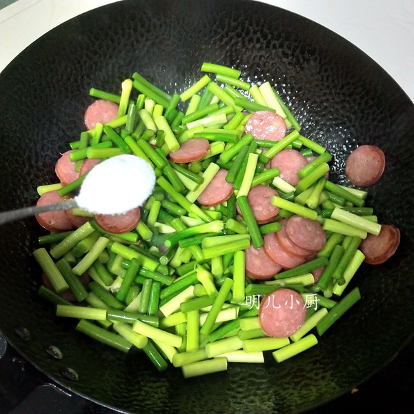 Stir-fried Garlic with Red Sausage recipe