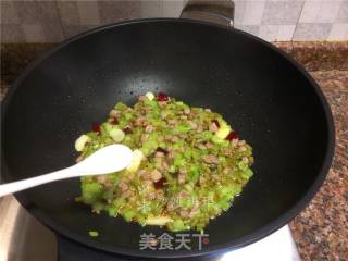 Stir-fried Beef Cubes with Soaked Cowpea recipe