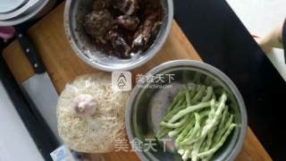 Braised Noodles with Pork Ribs and Beans recipe