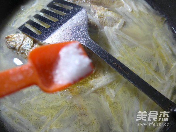 Yellow Croaker Soup with Shredded Radish recipe