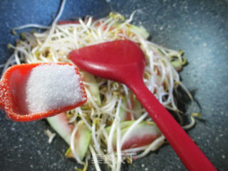 Stir-fried Mung Bean Sprouts with Watermelon Peel recipe