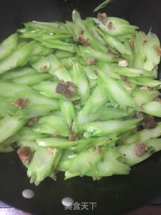 Stir-fried Vegetable Stem with Oil Dregs recipe