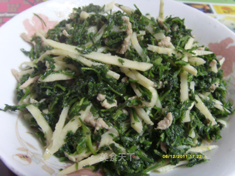 Stir-fried Shredded Pork with Shepherd's Purse and Winter Bamboo Shoots recipe