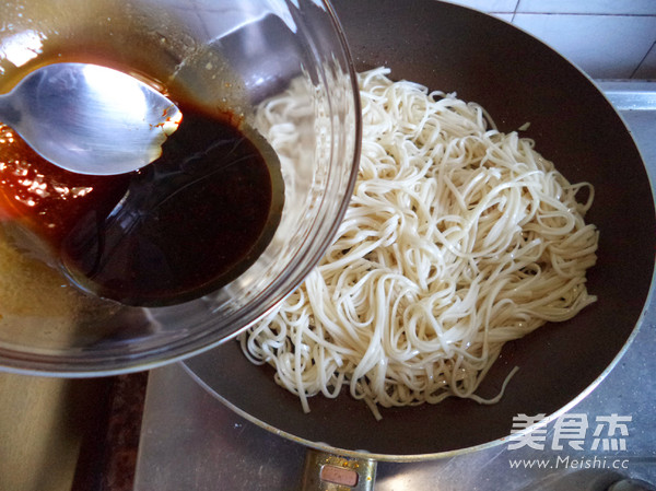 Cantonese Fried Noodles with Soy Sauce recipe