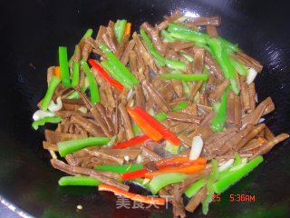Stir-fried Dried Bamboo Shoots with Double Pepper recipe
