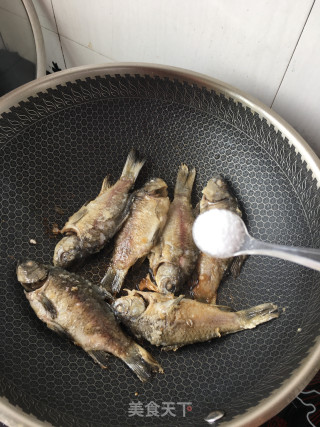 "carrot" Carp Soup with Radish recipe
