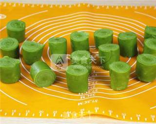 How to Make Matcha Yolk Cake recipe