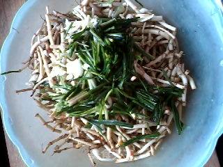 Wild in A Plate-wild Green Onions Mixed with Zhe Ear Roots recipe