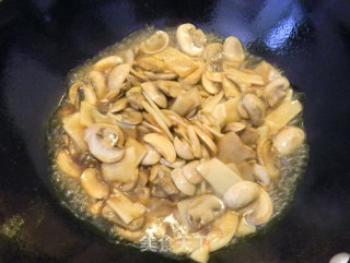 Stewed Bamboo Shoots with Tricholoma recipe