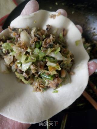 Cabbage and Mussels Stuffed Buns recipe