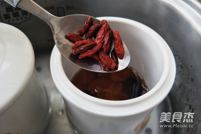 Chinese Wolfberry Milk Stewed Flower Gum recipe