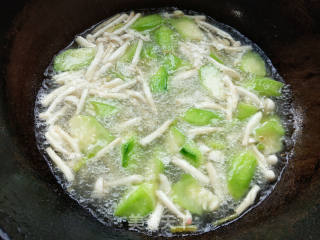 White Jade Mushroom and Loofah Soup recipe