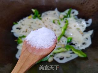 Fried Lotus Root Slices with Green Pepper recipe