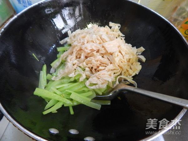 Stir-fried Bean Curd with Lettuce recipe