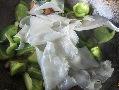 Stir-fried Pork with Green Pepper and Noodle Skin recipe