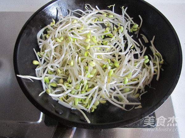 Stir-fried Soy Sprouts with Leek recipe