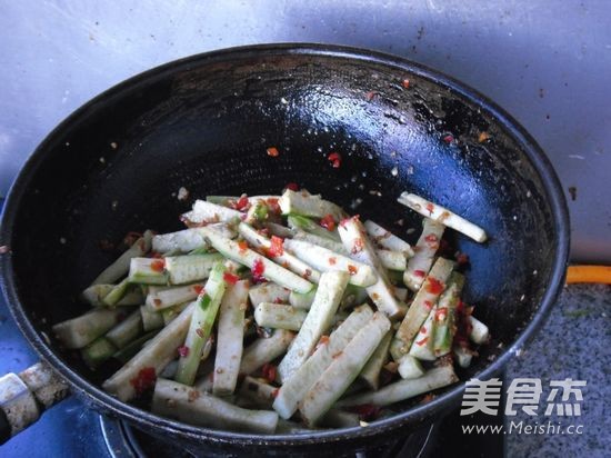 Stir-fried Snake Gourd Strips with Chopped Pepper recipe