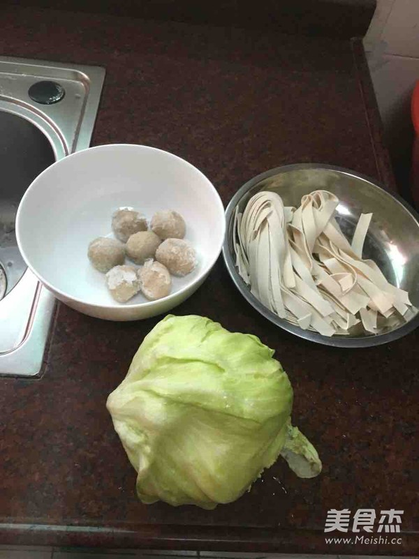 Lettuce and Meatballs Cut Noodles recipe