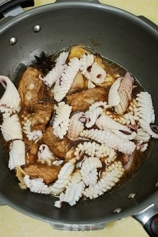 【squid Braised Pork Ribs】--encounter of Seafood and Meat recipe