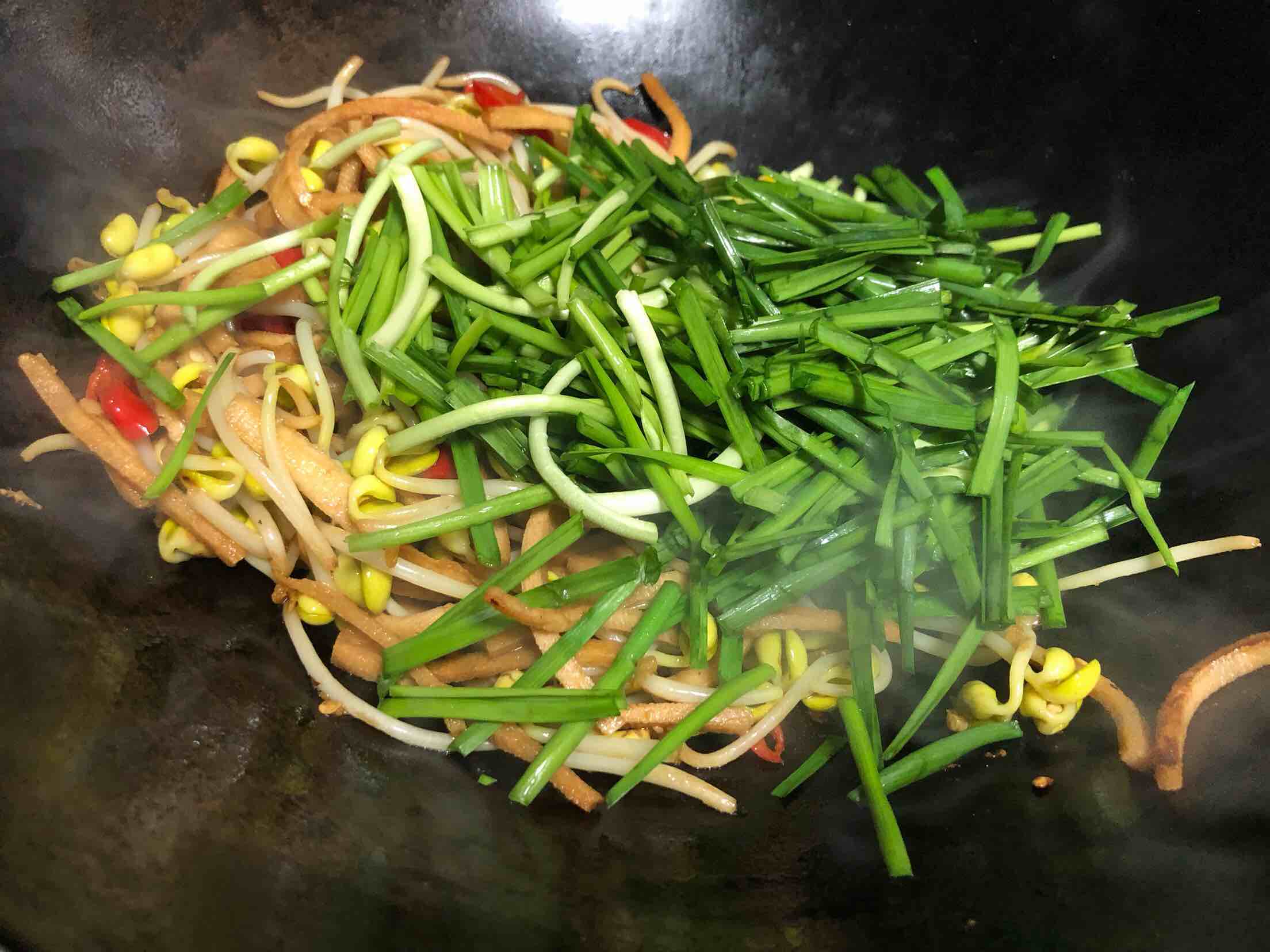 Stir-fried Dried Seeds with Chives and Bean Sprouts recipe