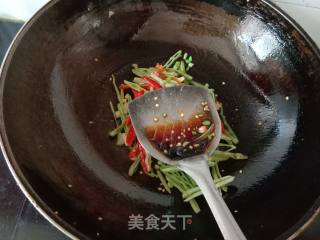 Stir-fried Eyebrow Shreds with Red Pepper recipe