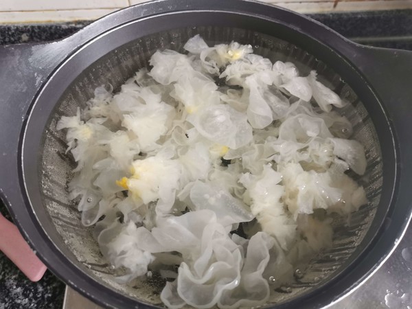 Lily White Fungus Soup recipe