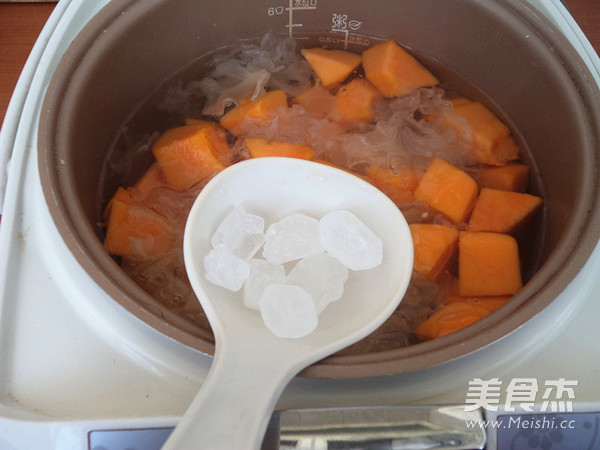 Papaya and Tremella Soup recipe