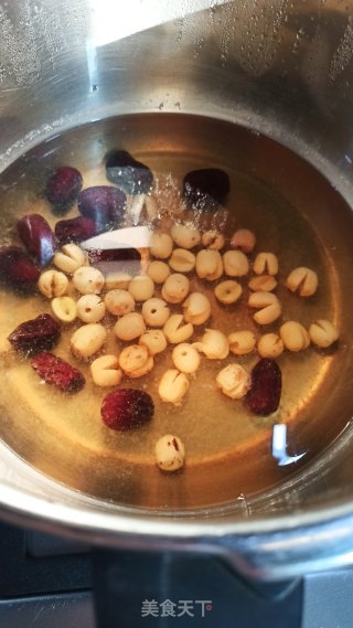 White Fungus, Red Date and Lotus Seed Soup recipe