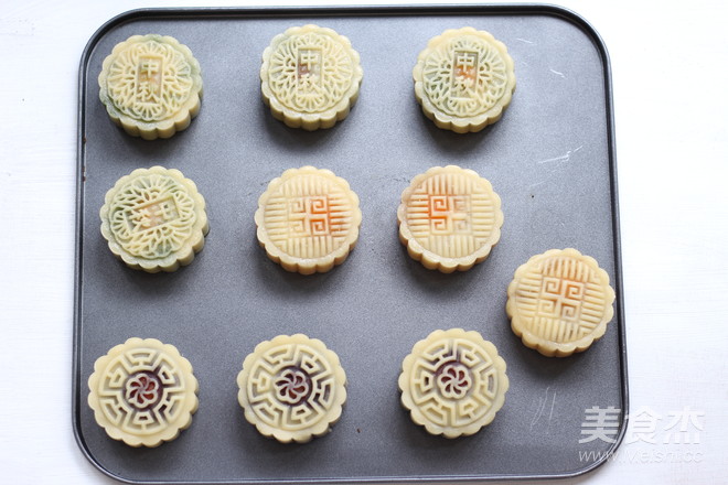 Pandan Lotus Paste Mooncakes recipe