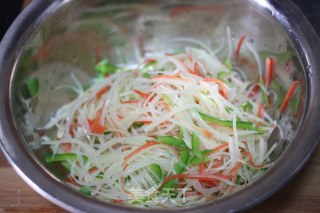 [shredded Potatoes with Cold Salad]——home-made Simple Summer Cold Dishes recipe