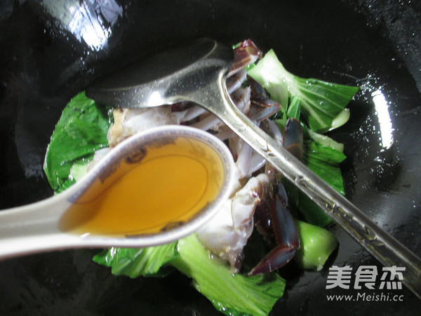 Boiled Rice Cakes with Greens and Crabs recipe