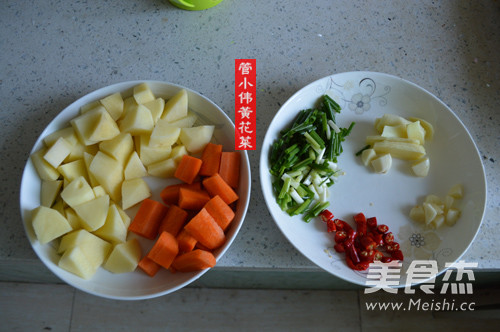 Daylily, Potatoes, Carrots and Spare Ribs Soup recipe