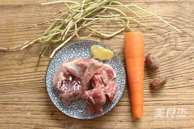 Houttuynia Carrot and Pork Bone Soup recipe