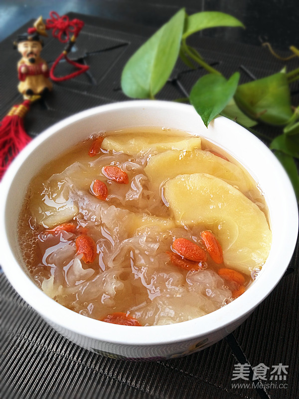 Apple Tremella Wolfberry Soup recipe